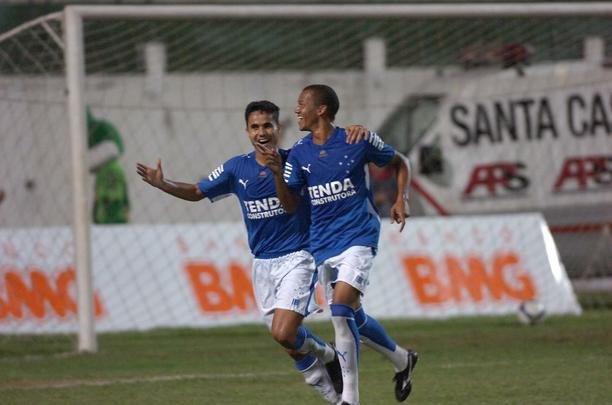 Campes dos Mdulos I e II do Campeonato Mineiro daquele ano, equipes fizeram jogo de entrega de faixas. Raposa venceu o clssico por 2 a 1, com gols de Reinaldo e Jonathas. Luciano descontou para o Coelho