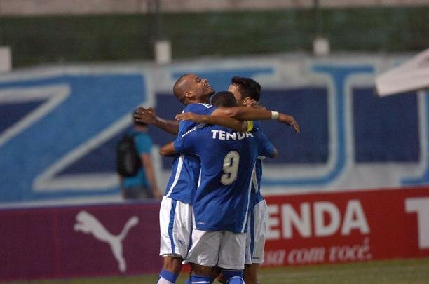 Campes dos Mdulos I e II do Campeonato Mineiro daquele ano, equipes fizeram jogo de entrega de faixas. Raposa venceu o clssico por 2 a 1, com gols de Reinaldo e Jonathas. Luciano descontou para o Coelho