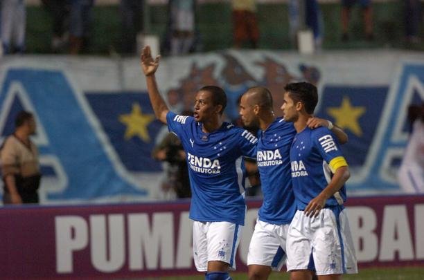 Campes dos Mdulos I e II do Campeonato Mineiro daquele ano, equipes fizeram jogo de entrega de faixas. Raposa venceu o clssico por 2 a 1, com gols de Reinaldo e Jonathas. Luciano descontou para o Coelho