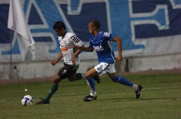 Campes dos Mdulos I e II do Campeonato Mineiro daquele ano, equipes fizeram jogo de entrega de faixas. Raposa venceu o clssico por 2 a 1, com gols de Reinaldo e Jonathas. Luciano descontou para o Coelho
