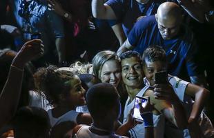 Encaradas de Aldo e McGregor, Ronda e Pitbull, no Rio de Janeiro - Ronda  cercada por fs