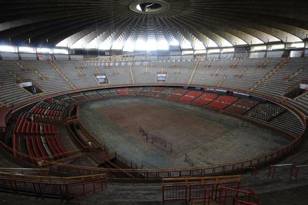 Palco de partidas histricas de vlei e futsal, o Mineirinho vai passar por reformas estruturais nos prximos meses. Em visita ao ginsio, na tarde desta sexta-feira, o ministro do Esporte, George Hilton (PR) anunciou verba de R$ 10 milhes para modernizao do teto, alm de impermeabilizao do telhado, reforma das pilastras e sistema de captao da gua da chuva.