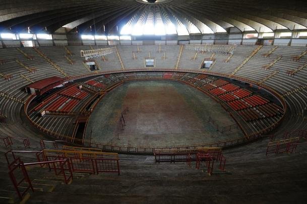 Palco de partidas histricas de vlei e futsal, o Mineirinho vai passar por reformas estruturais nos prximos meses. Em visita ao ginsio, na tarde desta sexta-feira, o ministro do Esporte, George Hilton (PR) anunciou verba de R$ 10 milhes para modernizao do teto, alm de impermeabilizao do telhado, reforma das pilastras e sistema de captao da gua da chuva.