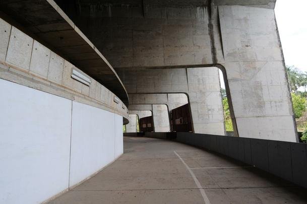 Palco de partidas histricas de vlei e futsal, o Mineirinho vai passar por reformas estruturais nos prximos meses. Em visita ao ginsio, na tarde desta sexta-feira, o ministro do Esporte, George Hilton (PR) anunciou verba de R$ 10 milhes para modernizao do teto, alm de impermeabilizao do telhado, reforma das pilastras e sistema de captao da gua da chuva.