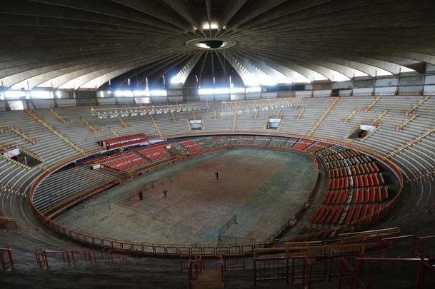 Palco de partidas histricas de vlei e futsal, o Mineirinho vai passar por reformas estruturais nos prximos meses. Em visita ao ginsio, na tarde desta sexta-feira, o ministro do Esporte, George Hilton (PR) anunciou verba de R$ 10 milhes para modernizao do teto, alm de impermeabilizao do telhado, reforma das pilastras e sistema de captao da gua da chuva.