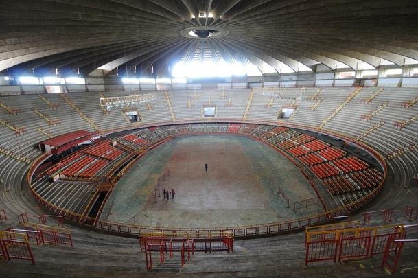 Palco de partidas histricas de vlei e futsal, o Mineirinho vai passar por reformas estruturais nos prximos meses. Em visita ao ginsio, na tarde desta sexta-feira, o ministro do Esporte, George Hilton (PR) anunciou verba de R$ 10 milhes para modernizao do teto, alm de impermeabilizao do telhado, reforma das pilastras e sistema de captao da gua da chuva.