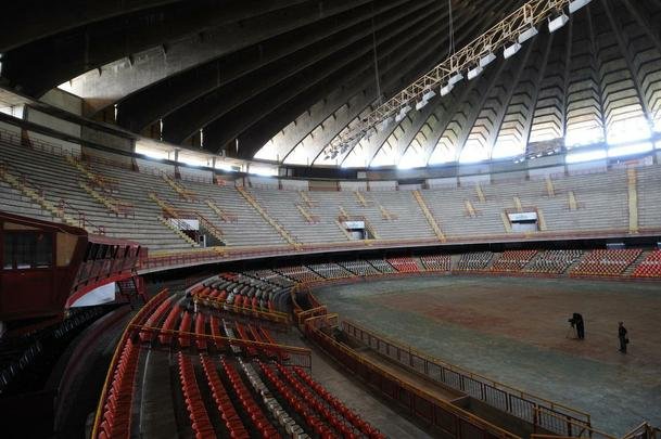 Palco de partidas histricas de vlei e futsal, o Mineirinho vai passar por reformas estruturais nos prximos meses. Em visita ao ginsio, na tarde desta sexta-feira, o ministro do Esporte, George Hilton (PR) anunciou verba de R$ 10 milhes para modernizao do teto, alm de impermeabilizao do telhado, reforma das pilastras e sistema de captao da gua da chuva.