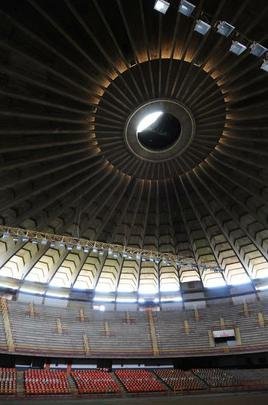 Palco de partidas histricas de vlei e futsal, o Mineirinho vai passar por reformas estruturais nos prximos meses. Em visita ao ginsio, na tarde desta sexta-feira, o ministro do Esporte, George Hilton (PR) anunciou verba de R$ 10 milhes para modernizao do teto, alm de impermeabilizao do telhado, reforma das pilastras e sistema de captao da gua da chuva.