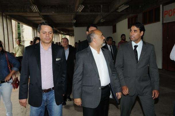 Palco de partidas histricas de vlei e futsal, o Mineirinho vai passar por reformas estruturais nos prximos meses. Em visita ao ginsio, na tarde desta sexta-feira, o ministro do Esporte, George Hilton (PR) anunciou verba de R$ 10 milhes para modernizao do teto, alm de impermeabilizao do telhado, reforma das pilastras e sistema de captao da gua da chuva.