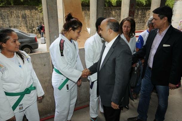 Palco de partidas histricas de vlei e futsal, o Mineirinho vai passar por reformas estruturais nos prximos meses. Em visita ao ginsio, na tarde desta sexta-feira, o ministro do Esporte, George Hilton (PR) anunciou verba de R$ 10 milhes para modernizao do teto, alm de impermeabilizao do telhado, reforma das pilastras e sistema de captao da gua da chuva.