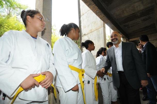 Palco de partidas histricas de vlei e futsal, o Mineirinho vai passar por reformas estruturais nos prximos meses. Em visita ao ginsio, na tarde desta sexta-feira, o ministro do Esporte, George Hilton (PR) anunciou verba de R$ 10 milhes para modernizao do teto, alm de impermeabilizao do telhado, reforma das pilastras e sistema de captao da gua da chuva.