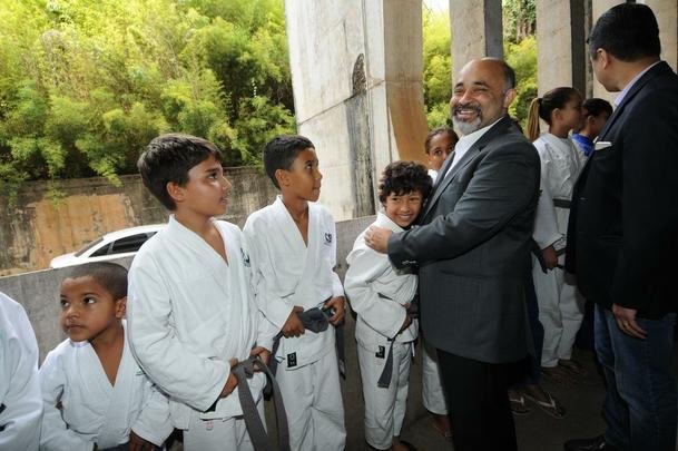 Palco de partidas histricas de vlei e futsal, o Mineirinho vai passar por reformas estruturais nos prximos meses. Em visita ao ginsio, na tarde desta sexta-feira, o ministro do Esporte, George Hilton (PR) anunciou verba de R$ 10 milhes para modernizao do teto, alm de impermeabilizao do telhado, reforma das pilastras e sistema de captao da gua da chuva.