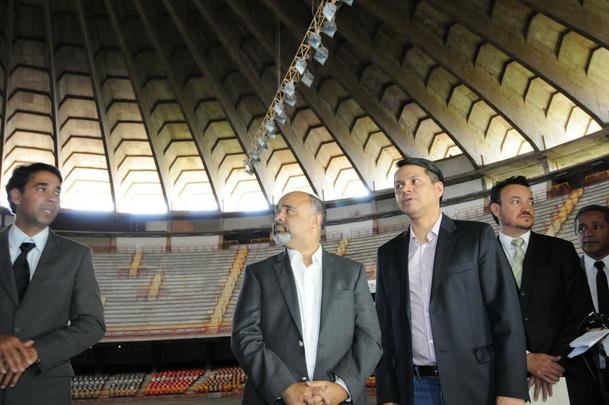 Palco de partidas histricas de vlei e futsal, o Mineirinho vai passar por reformas estruturais nos prximos meses. Em visita ao ginsio, na tarde desta sexta-feira, o ministro do Esporte, George Hilton (PR) anunciou verba de R$ 10 milhes para modernizao do teto, alm de impermeabilizao do telhado, reforma das pilastras e sistema de captao da gua da chuva.