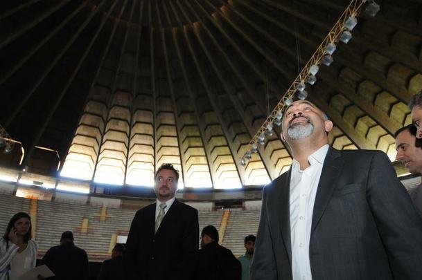 Palco de partidas histricas de vlei e futsal, o Mineirinho vai passar por reformas estruturais nos prximos meses. Em visita ao ginsio, na tarde desta sexta-feira, o ministro do Esporte, George Hilton (PR) anunciou verba de R$ 10 milhes para modernizao do teto, alm de impermeabilizao do telhado, reforma das pilastras e sistema de captao da gua da chuva.