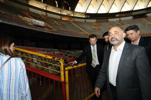 Palco de partidas histricas de vlei e futsal, o Mineirinho vai passar por reformas estruturais nos prximos meses. Em visita ao ginsio, na tarde desta sexta-feira, o ministro do Esporte, George Hilton (PR) anunciou verba de R$ 10 milhes para modernizao do teto, alm de impermeabilizao do telhado, reforma das pilastras e sistema de captao da gua da chuva.
