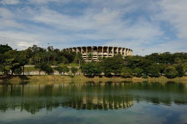 Palco de partidas histricas de vlei e futsal, o Mineirinho vai passar por reformas estruturais nos prximos meses. Em visita ao ginsio, na tarde desta sexta-feira, o ministro do Esporte, George Hilton (PR) anunciou verba de R$ 10 milhes para modernizao do teto, alm de impermeabilizao do telhado, reforma das pilastras e sistema de captao da gua da chuva.