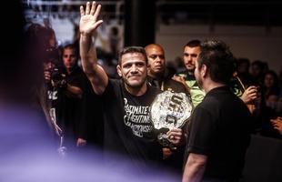Novo campeo do peso leve do UFC, Rafael dos Anjos,  ovacionado pela torcida na chegada ao Maracanzinho 