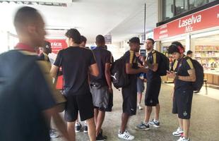 Torcedores esperaram os jogadores atleticanos no Aeroporto da Pampulha para tirar fotos e pedir autgrafos. Galo joga neste domingo contra o Tombense, no Ipatingo