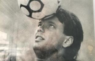 Gaúcho guarda recortes de jornal e fotos dos tempos em que foi jogador de futebol