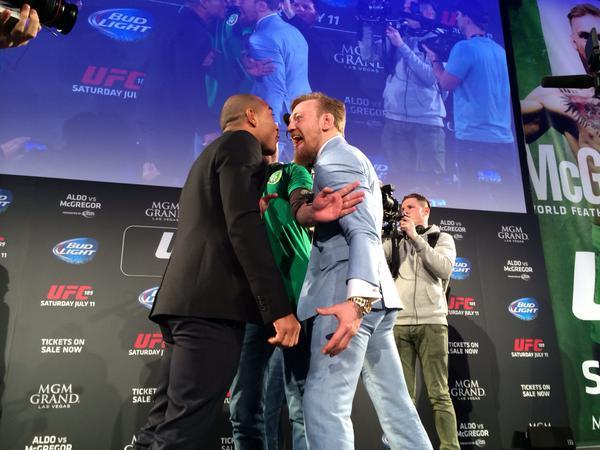 UFC 189 World Championship Tour, com Jos Aldo e Conor McGregor, em Dublin. O ltimo dia da coletiva, na casa do desafiante, foi repleto de provocaes dos irlandeses, que vibraram muito a cada resposta de seu dolo. Brasileiro ouviu gritos de 'uh, vai morrer' e teve o cinturo roubado. A encarada tambm foi quente.