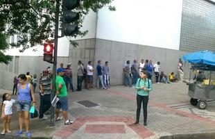 Torcedores fizeram fila para comprar ingressos de ltima hora para o jogo Minas x Praia