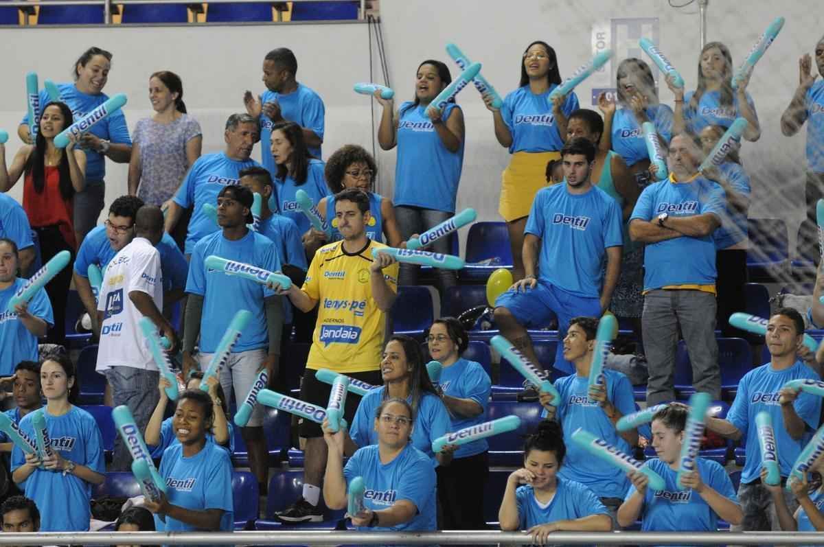Minas e Praia se enfrentaram na Arena JK, com vitria das visitantes por 3 sets a 2