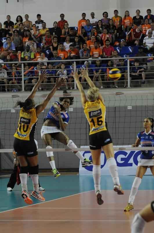 Minas e Praia se enfrentaram na Arena JK, com vitria das visitantes por 3 sets a 2