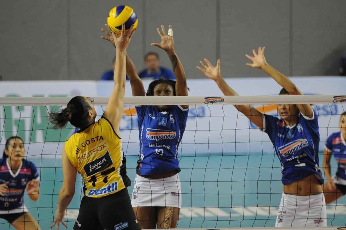 Minas e Praia se enfrentaram na Arena JK, com vitria das visitantes por 3 sets a 2