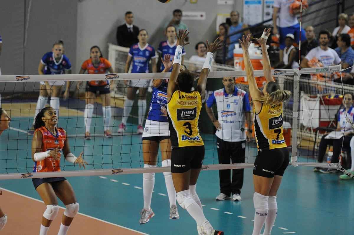 Minas e Praia se enfrentaram na Arena JK, com vitria das visitantes por 3 sets a 2