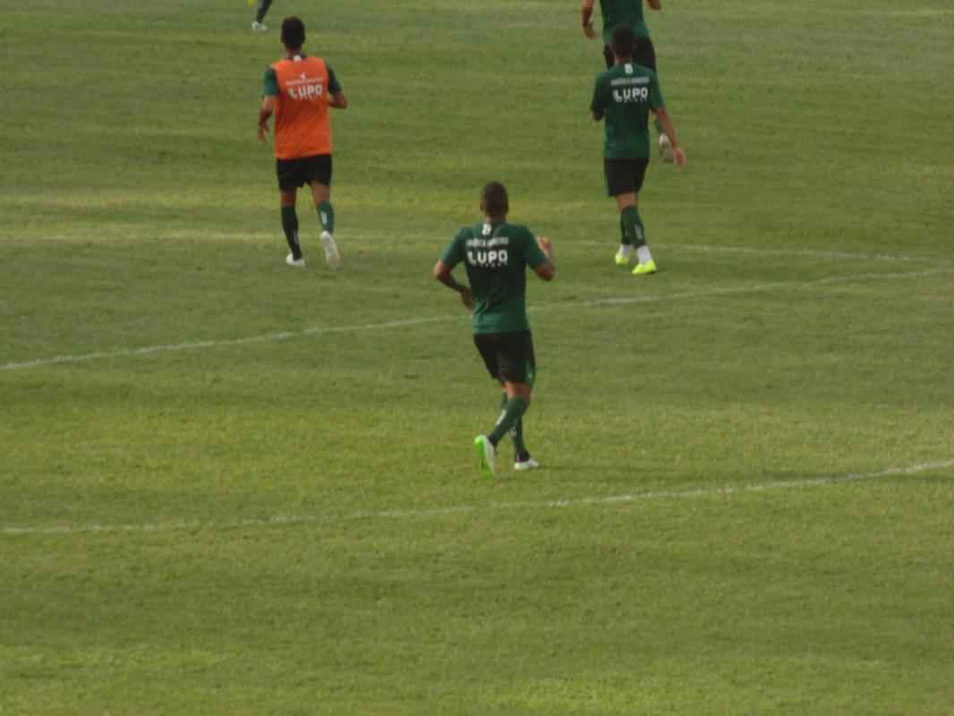 Fotos do coletivo do Amrica desta quarta-feira, no CT Lanna Drumond