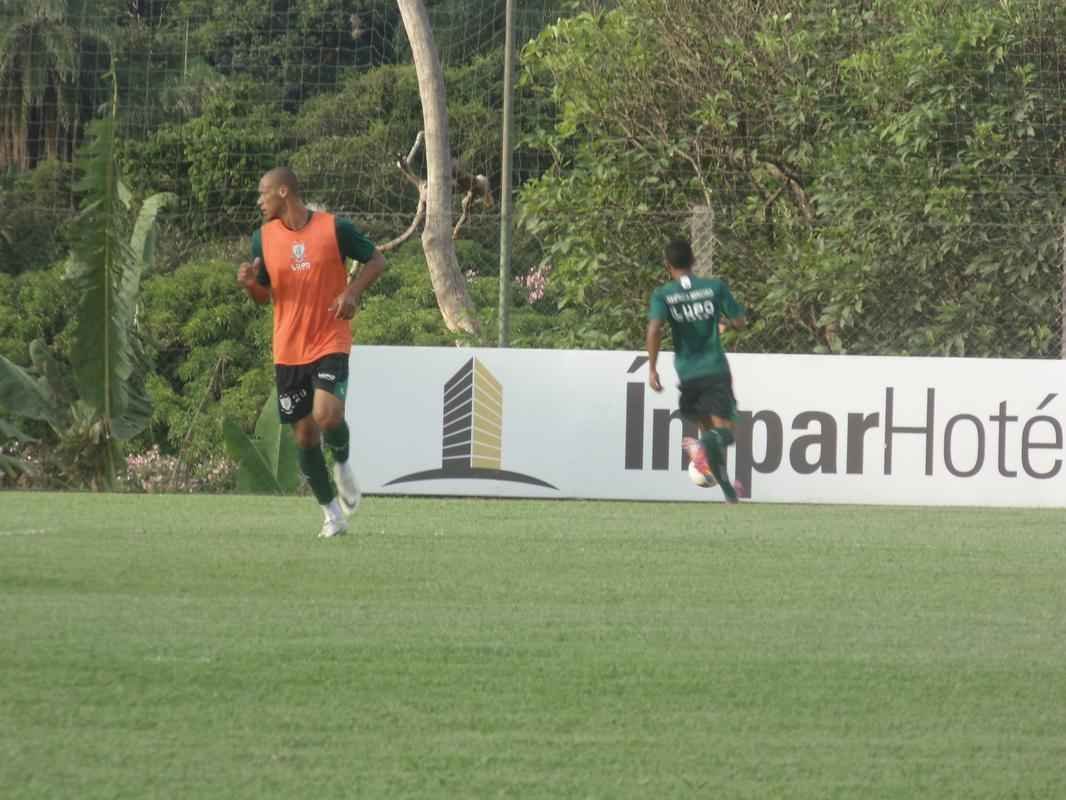 Fotos do coletivo do Amrica desta quarta-feira, no CT Lanna Drumond