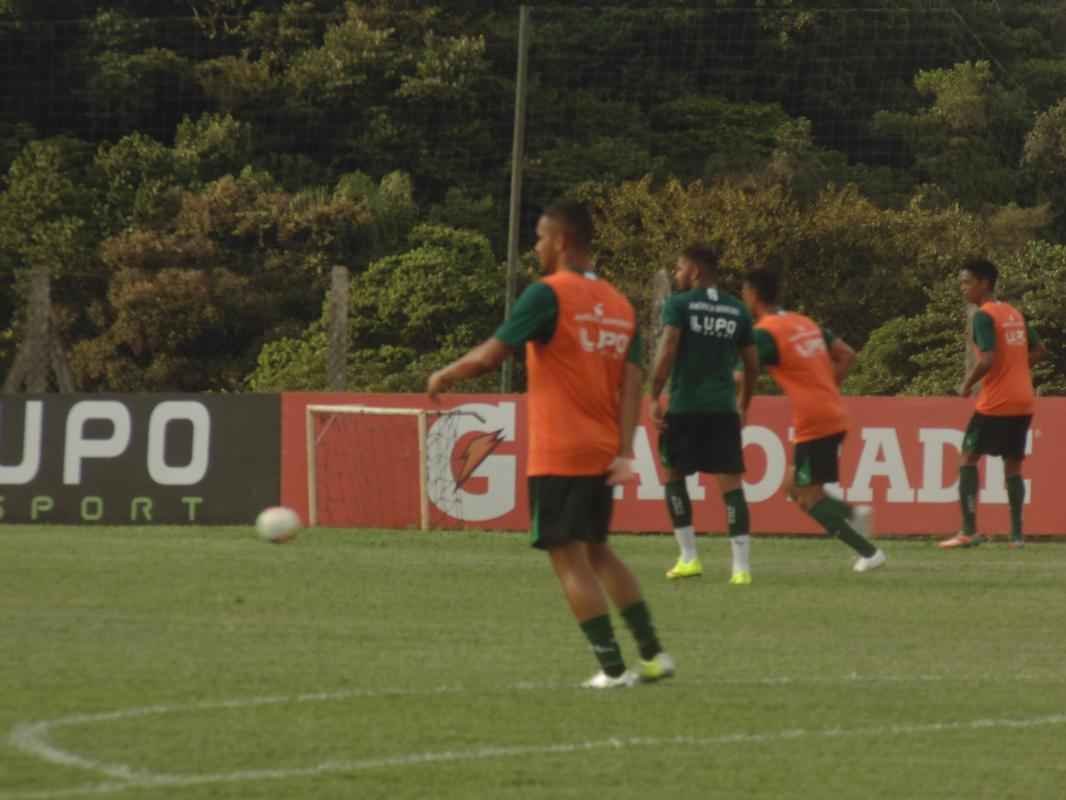 Fotos do coletivo do Amrica desta quarta-feira, no CT Lanna Drumond