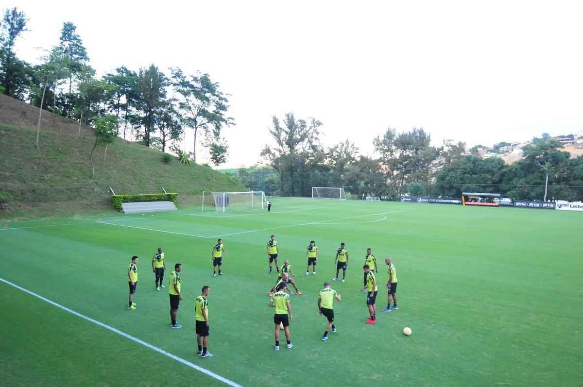 Fotos do treino do Atltico no dia de seu aniversrio de 107 anos