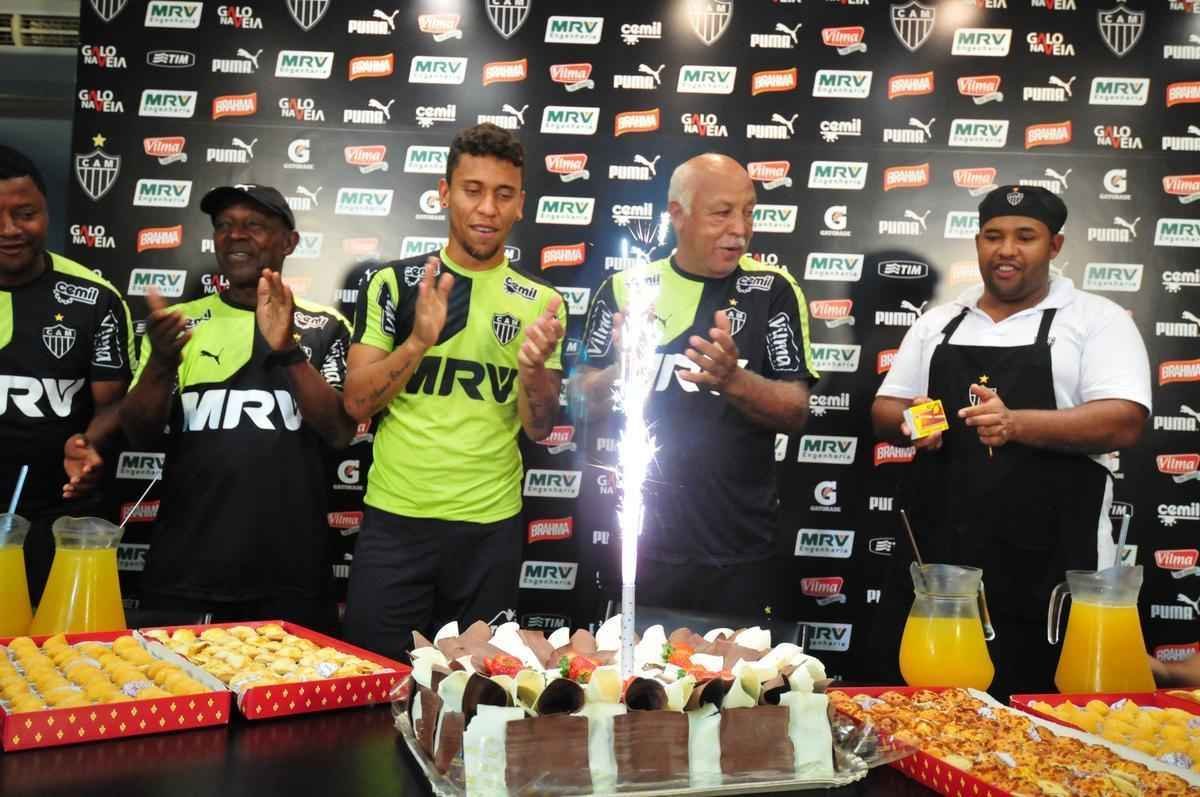 Fotos do treino do Atltico no dia de seu aniversrio de 107 anos