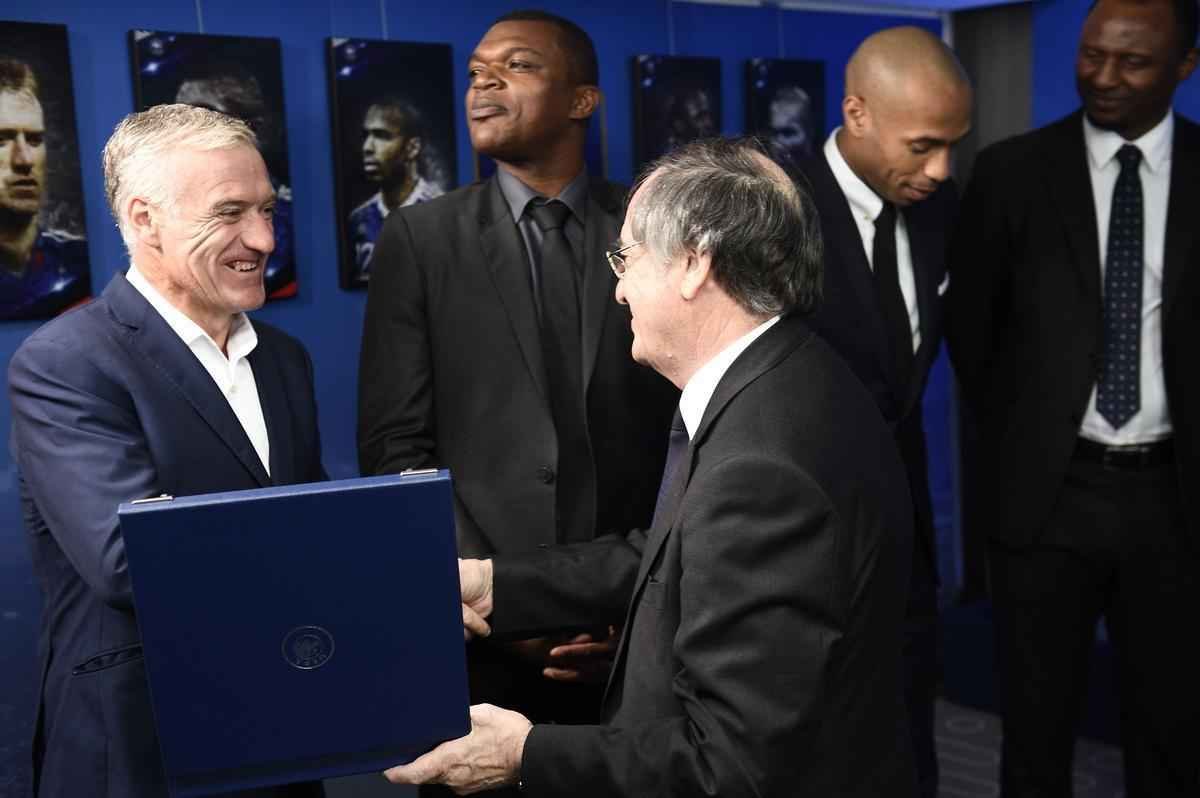 Federao Francesa de Futebol homenageou jogadores que tm no histrico mais de cem jogos pela seleo nacional: Marcel Desailly, Didier Deschamps, Thierry Henry, Lilian Thuram, Patrick Vieira e Zinedine Zidane. Cerimnia contou com presidente da FFF, Noel Le Graet.