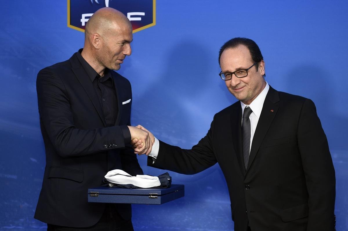 Federao Francesa de Futebol homenageou jogadores que tm no histrico mais de cem jogos pela seleo nacional: Marcel Desailly, Didier Deschamps, Thierry Henry, Lilian Thuram, Patrick Vieira e Zinedine Zidane (na foto, na companhia do presidente presidente Francois Hollande.