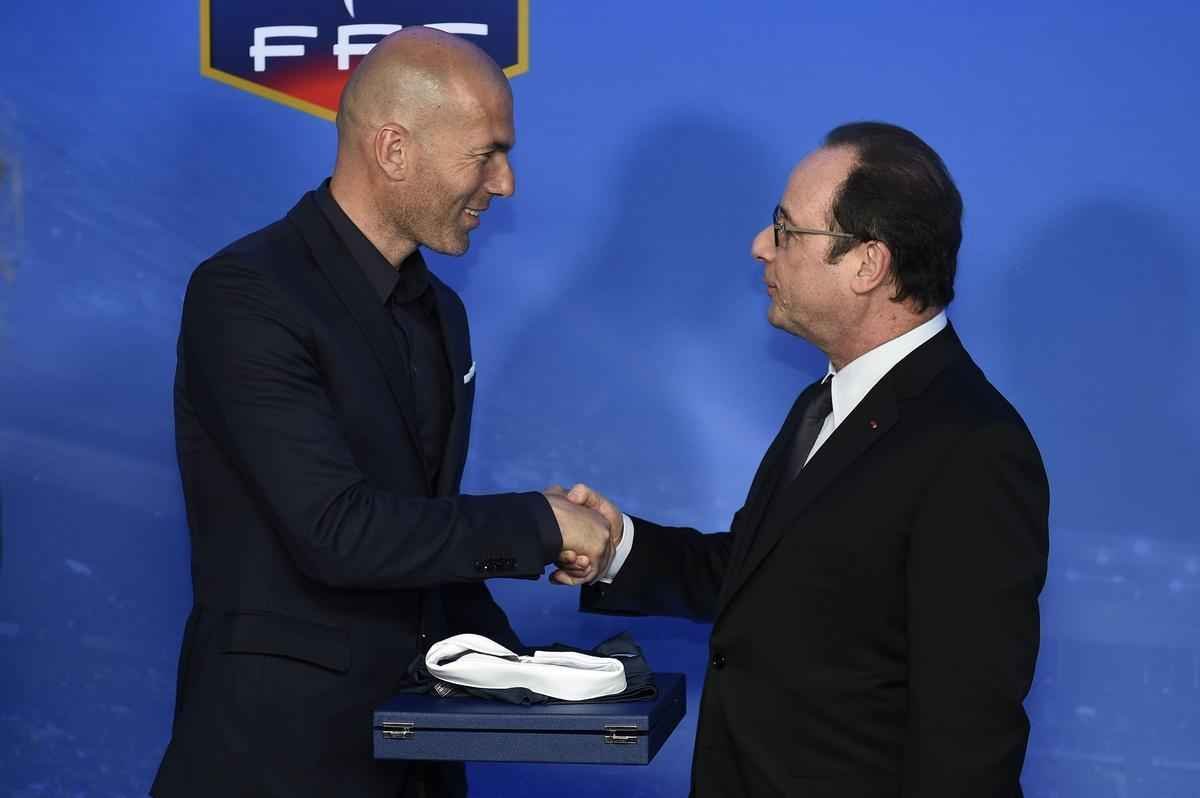 Federao Francesa de Futebol homenageou jogadores que tm no histrico mais de cem jogos pela seleo nacional: Marcel Desailly, Didier Deschamps, Thierry Henry, Lilian Thuram, Patrick Vieira e Zinedine Zidane (na foto, na companhia do presidente presidente Francois Hollande.