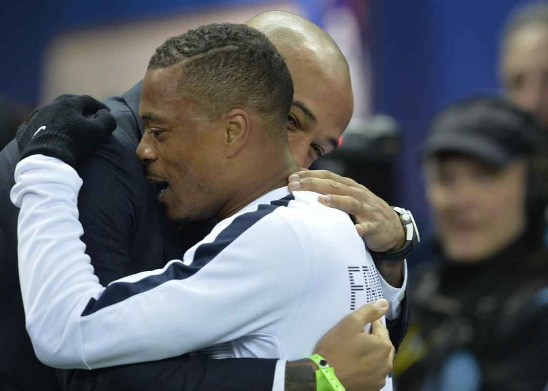 Federao Francesa de Futebol homenageou jogadores que tm no histrico mais de cem jogos pela seleo nacional: Marcel Desailly, Didier Deschamps, Thierry Henry, Lilian Thuram, Patrick Vieira e Zinedine Zidane