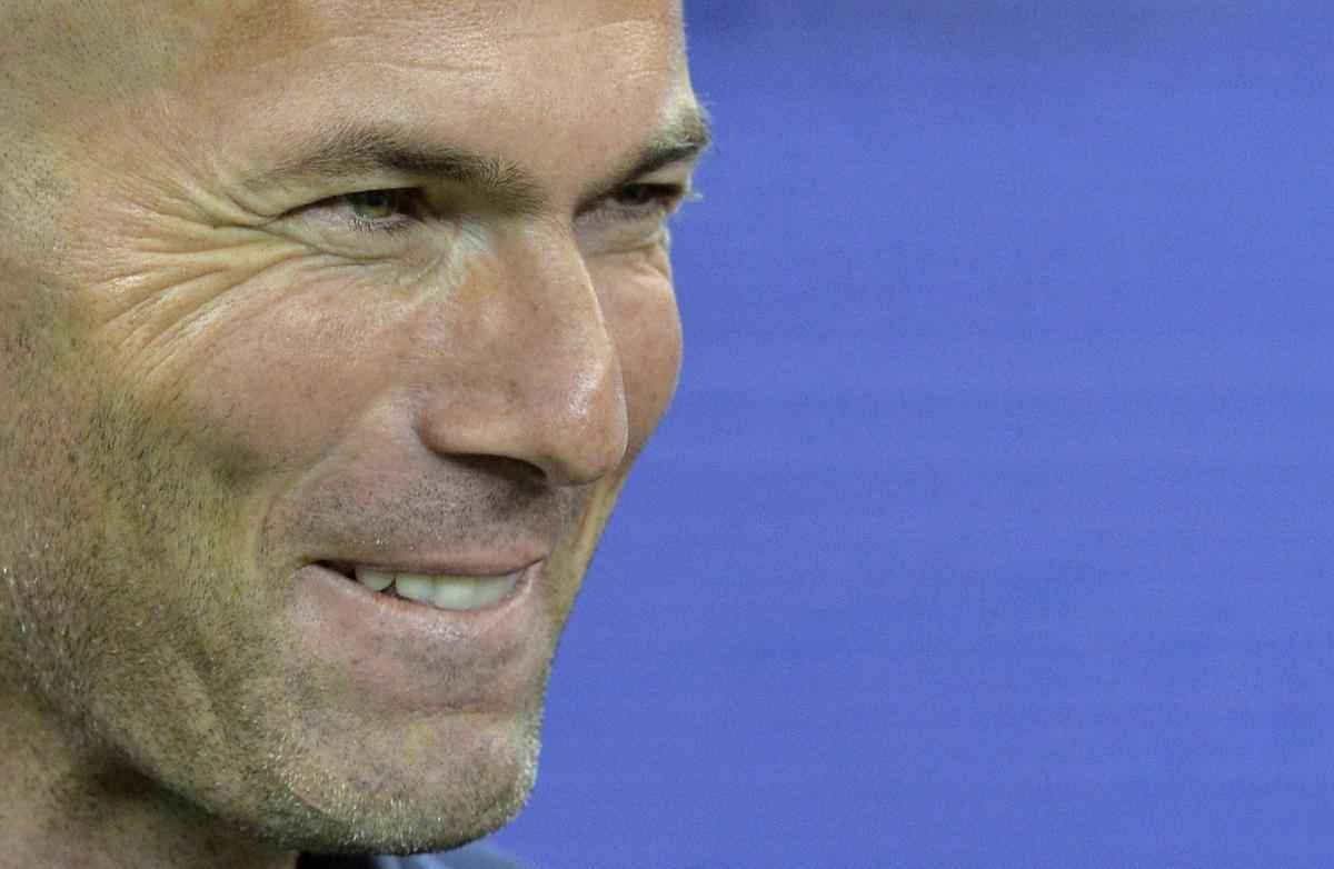 Federao Francesa de Futebol homenageou jogadores que tm no histrico mais de cem jogos pela seleo nacional: Marcel Desailly, Didier Deschamps, Thierry Henry, Lilian Thuram, Patrick Vieira e Zinedine Zidane (na foto)