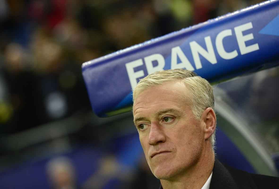 Federao Francesa de Futebol homenageou jogadores que tm no histrico mais de cem jogos pela seleo nacional: Marcel Desailly, Didier Deschamps, Thierry Henry, Lilian Thuram, Patrick Vieira e Zinedine Zidane