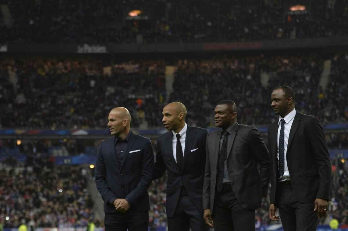 Federao Francesa de Futebol homenageou jogadores que tm no histrico mais de cem jogos pela seleo nacional: Marcel Desailly, Didier Deschamps, Thierry Henry, Lilian Thuram, Patrick Vieira e Zinedine Zidane
