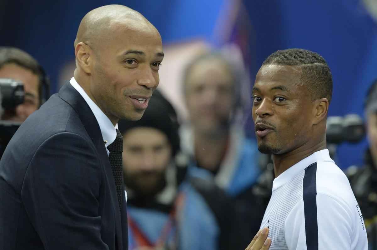 Federao Francesa de Futebol homenageou jogadores que tm no histrico mais de cem jogos pela seleo nacional: Marcel Desailly, Didier Deschamps, Thierry Henry ( esquerda, na foto), Lilian Thuram, Patrick Vieira e Zinedine Zidane