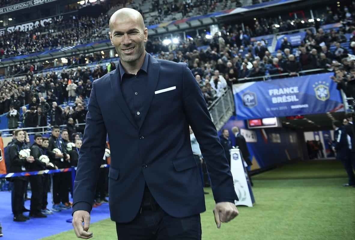 Federao Francesa de Futebol homenageou jogadores que tm no histrico mais de cem jogos pela seleo nacional: Marcel Desailly, Didier Deschamps, Thierry Henry, Lilian Thuram, Patrick Vieira e Zinedine Zidane