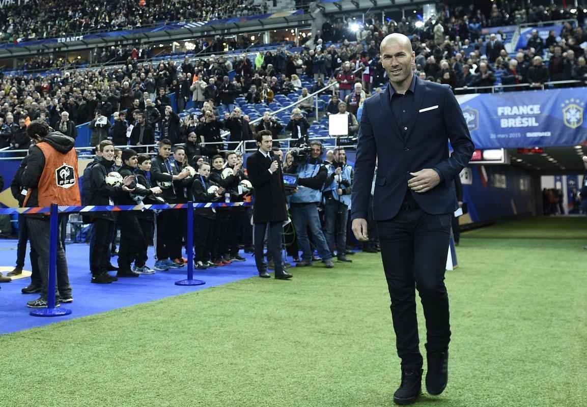 Federao Francesa de Futebol homenageou jogadores que tm no histrico mais de cem jogos pela seleo nacional: Marcel Desailly, Didier Deschamps, Thierry Henry, Lilian Thuram, Patrick Vieira e Zinedine Zidane (na foto)