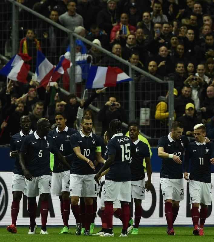 Imagens do jogo amistoso entre Frana e Brasil no Stade de France - na foto, comemorao do gol de Varane