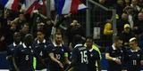 Imagens do jogo amistoso entre Frana e Brasil no Stade de France - na foto, comemorao do gol de Varane