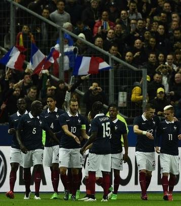 Imagens do jogo amistoso entre França e Brasil no Stade de France - na foto, comemoração do gol de Varane