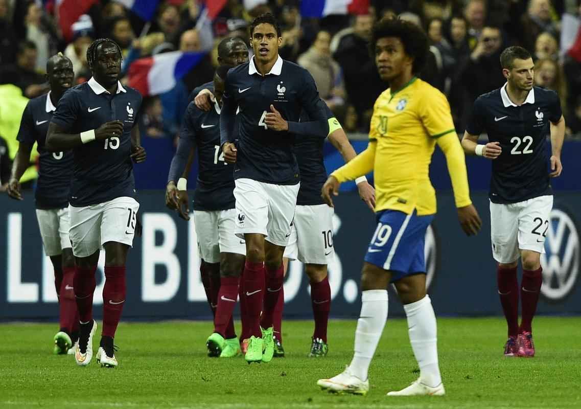 Imagens do jogo amistoso entre Frana e Brasil no Stade de France - na foto, comemorao do gol de Varane