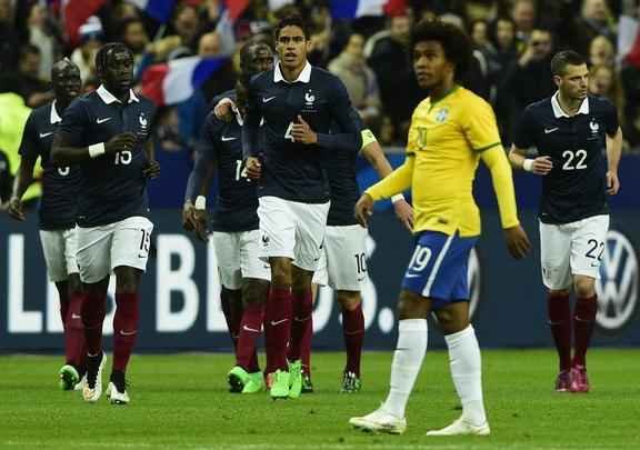Imagens do jogo amistoso entre França e Brasil no Stade de France - na foto, comemoração do gol de Varane
