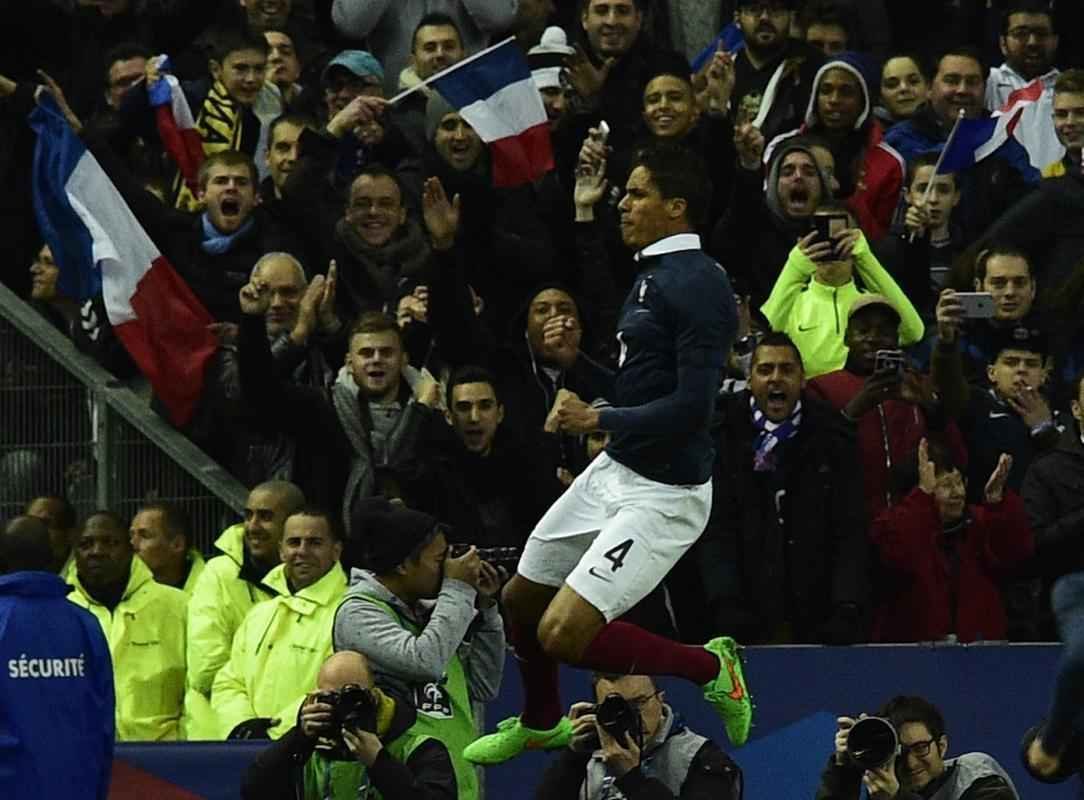 Imagens do jogo amistoso entre Frana e Brasil no Stade de France - na foto, comemorao do gol de Varane